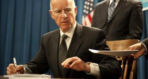 California declara el estado de emergencia por una gran fuga de gas metano 
El gobernador de California, Jerry Brown, en Sacramento (EE.UU.).