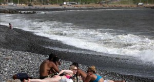 Perú, el país con mayor radiación solar del mundo, alcanza niveles históricos
Turistas toman el sol en las playas de la Costa Verde de Lima (Perú).