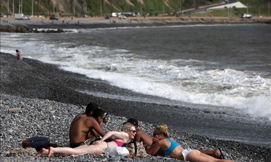 Perú, el país con mayor radiación solar del mundo, alcanza niveles históricos
Turistas toman el sol en las playas de la Costa Verde de Lima (Perú).