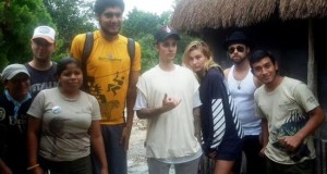 Vigilants echan a Justin Bieber del sitio arqueológico de Tulum en México
Fotografía cedida por la compañía turística AllTourNative que muestra a la estrella pop canadiense Justin Bieber está de vacaciones la Riviera Maya, Caribe mexicano.