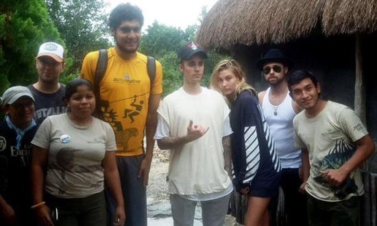 Vigilants echan a Justin Bieber del sitio arqueológico de Tulum en México
Fotografía cedida por la compañía turística AllTourNative que muestra a la estrella pop canadiense Justin Bieber está de vacaciones la Riviera Maya, Caribe mexicano.