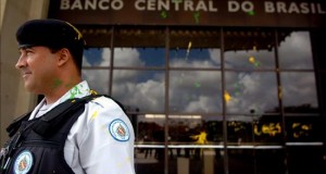 Ordenan la liquidación extrajudicial del mexicano Banco Azteca en Brasil
Un policía custodia la sede del Banco Central de Brasil, en Brasilia.