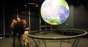 La Tierra ha entrado en una nueva época geológica, según los científicos
Investigadores conversan junto a un globo terráqueo de alta tecnología.