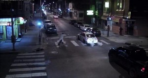 Un policía herido en Filadelfia, Estados Unidos, por un presunto seguidor del EI
Fotograma de un vídeo facilitado por el departamento de policía de Philadelphia hoy, 8 de enero de 2016, que muestra al sospechoso Edward Archer (i) disparando al oficial de policía Jesse Hartnett, en las calles de Philadelphia, Pennsylvania, Estados Unidos, en la media noche del 7 de enero de 2016.