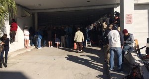 Amenaza de bomba fuerza a evacuar una terminal del aeropuerto de Los Ángeles 
Un grupo de personas, entre curiosos y miembros de la prensa, permanecen en el garaje de la Policía.