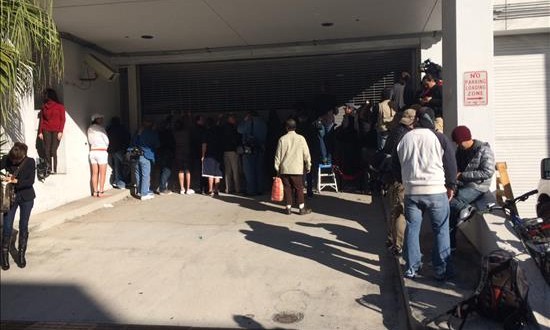 Amenaza de bomba fuerza a evacuar una terminal del aeropuerto de Los Ángeles 
Un grupo de personas, entre curiosos y miembros de la prensa, permanecen en el garaje de la Policía.