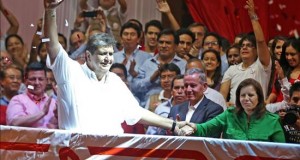 Alan García dice que la alianza con Lourdes Flores es una bandera de esperanza
El candidato presidencial peruano de Alianza Popular, el exmandatario Alan García (i) participa en su primer mitin junto a la conservadora Lourdes Flores (d) donde afirmó que su alianza electoral con Flores es "una bandera de esperanza cuando hay desorden, queja y falta de objetivos", en Lima (Perú) con miras a las elecciones del 10 de abril