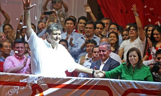 Alan García dice que la alianza con Lourdes Flores es una bandera de esperanza
El candidato presidencial peruano de Alianza Popular, el exmandatario Alan García (i) participa en su primer mitin junto a la conservadora Lourdes Flores (d) donde afirmó que su alianza electoral con Flores es "una bandera de esperanza cuando hay desorden, queja y falta de objetivos", en Lima (Perú) con miras a las elecciones del 10 de abril