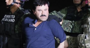 Trasladan a Joaquín "el Chapo" Guzmán de regreso al penal del que se fugó
El narcotraficante Joaquín "el Chapo" Guzmán (c) es conducido hoy, viernes 8 de enero de 2016, a un helicóptero de la Marina Armada de México, en la capital mexicana tras su recaptura en la ciudad de Los Mochis, Sinaloa (México).