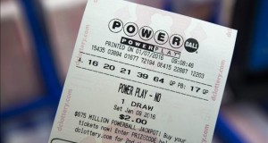 El bote de la lotería Powerball sube a un récord de 1.300 millones de dólares
Vista de un billete de la lotería Powerball multiestatal en Rodman's Food and Drug en Washington, EE.UU.