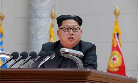 Kim Jong-un se reúne con los científicos que coordinaron el último ensayo atómico
Foto proporcionada por la Agencia Central de Noticias Coreana (KCNA) a través de la Agencia de Noticias Yonhap (YNA) del líder norcoreano Kim Jong-un en una visita al Ministerio de las Fuerzas Armadas del Pueblo, en Pyongyang, Corea del Norte