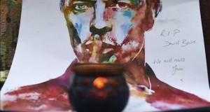 Artistas y políticos lamentan la muerte de Bowie, un "héroe" de la música
Una vela encendida frente a una acuarela del cantante británico David Bowie en Brixton, Londres (Reino Unido), el 11 de enero de 2016.