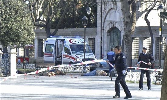 La UE condena el "brutal" ataque en Estambul y pide más esfuerzos contra el terrorismo
Policías acordonan la zona junto a los cadáveres de varias víctimas en el escenario de la fuerte explosión registrada hoy junto a la Mezquita Azul, en el turístico distrito de Sultanahmet, en el centro de Estambul (Turquía).