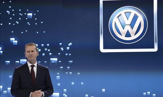 Rechazo al plan de reparación de los motores trucados complica la vida a VW
El presidente del Comité Ejecutivo de la marca Volkswagen, Herbert Diess, interviene durante el Salón Internacional del Automóvil de Norteamérica (NAIAS) inaugurado en el Cobo Center de Detroit, Michigan (Estado Unidos).