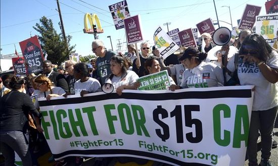 Trabajadores protestan por salarios en oficina de congresista de Florida
Cientos de activistas protestan para pedir el aumento en el salario mínimo de 15 dólares la hora en un restaurante McDonalds en el centro de Los Ángeles, California (EE.UU.).