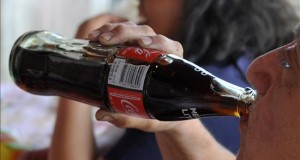 Nuevo impuesto logra disminuir consumo de bebidas azucaradas en México
Los mexicanos dejaron de tomar más de cuatro litros de bebidas azucaradas al año después de la entrada en vigor del impuesto a esos productos en 2014, informaron hoy el Instituto Nacional de Salud Pública (INSP) y la Universidad de Carolina del Norte.