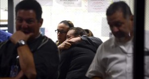 Viuda de víctima de ataque en San Bernardino reclama 58 millones de dólares
Evacuados de la zona de un tiroteo en el Inland Regional Center esperan, en el centro comunitario Rudy C. Hernandez, en San Bernardino, California (EE.UU.).