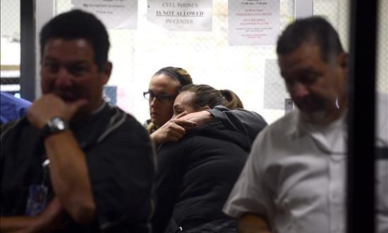 Viuda de víctima de ataque en San Bernardino reclama 58 millones de dólares
Evacuados de la zona de un tiroteo en el Inland Regional Center esperan, en el centro comunitario Rudy C. Hernandez, en San Bernardino, California (EE.UU.).