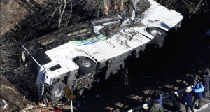 Al menos 14 muertos y 27 heridos en un accidente de autobús en Japón
Varias personas observan un autobús siniestrado en Karuizawa en la prefectura de Nagano (Japón) hoy, 15 de enero de 2016.