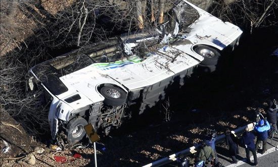 Al menos 14 muertos y 27 heridos en un accidente de autobús en Japón
Varias personas observan un autobús siniestrado en Karuizawa en la prefectura de Nagano (Japón) hoy, 15 de enero de 2016.