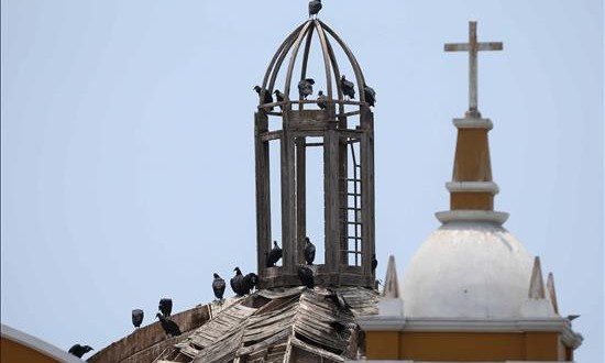 Los buitres revelan la acumulación de basura de Lima
Gallinazos se posan sobre la cúpula derruida de la iglesia de La Ermita hoy, 15 de enero de 2016, en el tradicional barrio de Barranco, en Lima (Perú).
