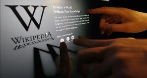 Wikipedia cumple 15 años convertida en un gigante del conocimiento compartido 
Un usuario comprueba como la página en inglés de Wikipedia.