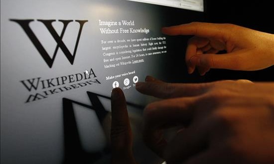 Wikipedia cumple 15 años convertida en un gigante del conocimiento compartido 
Un usuario comprueba como la página en inglés de Wikipedia.