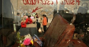Fumigan en Lima el segundo cementerio más grande del mundo para evitar el dengue
Una familia frente a la tumba de un familiar en el cementerio "Virgen de Lourdes" en el distrito limeño de Villa María del Triunfo, Perú.