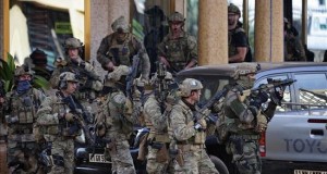 Al menos 23 muertos de 18 nacionalidades en el ataque al hotel de Burkina
Fuerzas francesas ocupan posiciones frente al Hotel Splendid de Uagadugú, en Burkina Faso hoy.