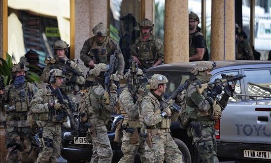 Al menos 23 muertos de 18 nacionalidades en el ataque al hotel de Burkina
Fuerzas francesas ocupan posiciones frente al Hotel Splendid de Uagadugú, en Burkina Faso hoy.