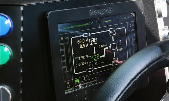 Silicon Valley acelera en su carrera por el vehículo sin conductor
Silicon Valley dio esta semana nuevos pasos en su carrera para hacer realidad los vehículos autodirigidos, con el anuncio de Tesla de que varios de sus modelos se estacionan solos y el de Google de que sus automóviles no son perfectos pero avanzan en esa dirección.