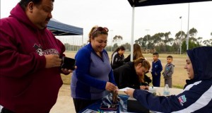 Ciudad en California ofrece 3.500 dólares a quienes bajen de peso
Residentes se inscriben en un programa para perder peso hoy, sábado 16 de enero de 2016, en Lynwood, California (EE.UU.). Decenas de residentes de Lynwood (California-EE.UU.) aceptaron hoy el reto de esta ciudad para bajar de peso, y de paso llevarse 3.500 dólares y aprender sobre nutrición y rutinas de ejercicio.