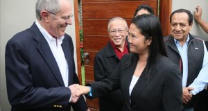 Fujimori es primera y hay un empate en el segundo lugar al iniciar la campaña presidencial
La candidata presidencial Keiko Fujimori (d) saluda al exprimer ministro Pedro Pablo Kuczynski (i), quien también se presentará a las elecciones del próximo 10 de abril en Perú.