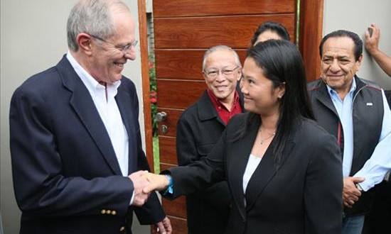 Fujimori es primera y hay un empate en el segundo lugar al iniciar la campaña presidencial
La candidata presidencial Keiko Fujimori (d) saluda al exprimer ministro Pedro Pablo Kuczynski (i), quien también se presentará a las elecciones del próximo 10 de abril en Perú.