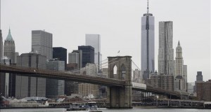 La ciudad de los rascacielos crece y cruza el río
Imagen del puente de Brooklyn desde el que se ven los rascacielos de Manhattan, en Nueva York, Estados Unidos.