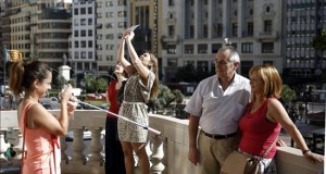 El turismo mundial creció un 4,4 % en 2015 y roza 1.200 millones de viajeros
Un grupo de personas visita el balcón del Ayuntamiento de Valencia.