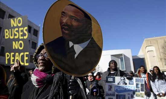 La lucha contra el racismo se revigoriza en EE.UU. el día de Martin Luther King
Varias personas participan en la 31º marcha anual en honor a Martin Luther King Jr. en Memphis, Tennessee, Estados Unidos, hoy 18 de enero de 2016.