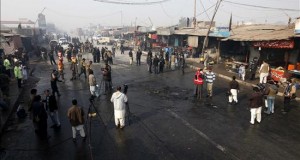 Al menos 11 muertos en un atentado talibán junto a un control policial en Pakistán
Escenario del atentado con bomba perpetrado este martes contra un puesto de control de las Tropas Khasadar en un mercado en el área de Jamrud, en Peshawar, en el noroeste de Pakistán.