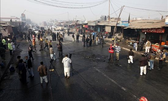 Al menos 11 muertos en un atentado talibán junto a un control policial en Pakistán
Escenario del atentado con bomba perpetrado este martes contra un puesto de control de las Tropas Khasadar en un mercado en el área de Jamrud, en Peshawar, en el noroeste de Pakistán.