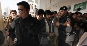 Pakistán revive la masacre en una escuela con un ataque en la universidad que deja 25 muertos
Varias personas esperan noticias a la entrada del hospital en Charsadda, donde están ingresadas algunas de las víctimas del asalto talibán a la universidad Bacha Khan del norte de Pakistán