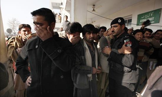 Pakistán revive la masacre en una escuela con un ataque en la universidad que deja 25 muertos
Varias personas esperan noticias a la entrada del hospital en Charsadda, donde están ingresadas algunas de las víctimas del asalto talibán a la universidad Bacha Khan del norte de Pakistán