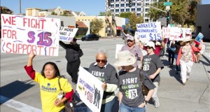Buscan que votantes decidan un incremento del salario mínimo en California
Cientos de trabajadores marcharon por las calles en busca de apoyo para obtener un salario justo.