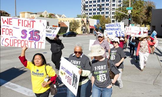 Buscan que votantes decidan un incremento del salario mínimo en California
Cientos de trabajadores marcharon por las calles en busca de apoyo para obtener un salario justo.