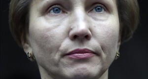Marina Litvinenko, "satisfecha" de que la Justicia británica implique a Putin
Marina Litvinenko (izq), viuda de Alexander Litvinenko, hace una declaración a las puertas del Tribunal Superior de Justicia de Londres (Reino Unido) acompañado por su abogado Ben Emmerson, hoy, 21 de enero de 2016.