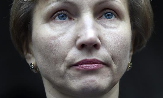 Marina Litvinenko, "satisfecha" de que la Justicia británica implique a Putin
Marina Litvinenko (izq), viuda de Alexander Litvinenko, hace una declaración a las puertas del Tribunal Superior de Justicia de Londres (Reino Unido) acompañado por su abogado Ben Emmerson, hoy, 21 de enero de 2016.