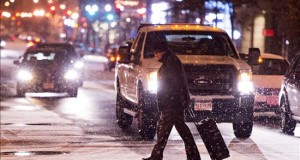 Washington se recupera de nevada en víspera de otra que puede ser histórica
Un hombre cruza una calle nevada en Washington DC (Estados Unidos) ayer, 20 de enero de 2016.