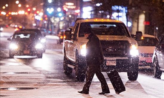 Washington se recupera de nevada en víspera de otra que puede ser histórica
Un hombre cruza una calle nevada en Washington DC (Estados Unidos) ayer, 20 de enero de 2016.
