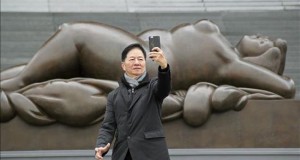 Botero abre en Shanghái su primera muestra con escultura monumental en China
Un visitante se fotografía junto a una de las nueve esculturas monumentales del pintor y escultor colombiano Fernando Botero que se exponen desde hoy en el Museo de Arte de China en Shanghái, como parte de la muestra "Botero en China", que podrá verse hasta el 8 de mayo.