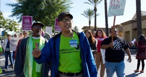 Mayoría de hispanos LGTB en california recibe un salario inferior 
Trabajadores de las tiendas Walmart aprovecharon el día con más compradores en el año para protestar exigiendo un aumento de salario.