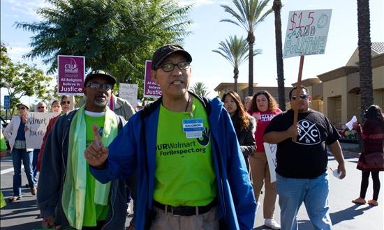 Mayoría de hispanos LGTB en california recibe un salario inferior 
Trabajadores de las tiendas Walmart aprovecharon el día con más compradores en el año para protestar exigiendo un aumento de salario.